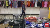 FOTO: Diskon Besar-besaran Giant Kalibata Jelang Tutup Giant Kalibata menggelar diskon besar-besaran menjelang tutup karena tertekan corona.