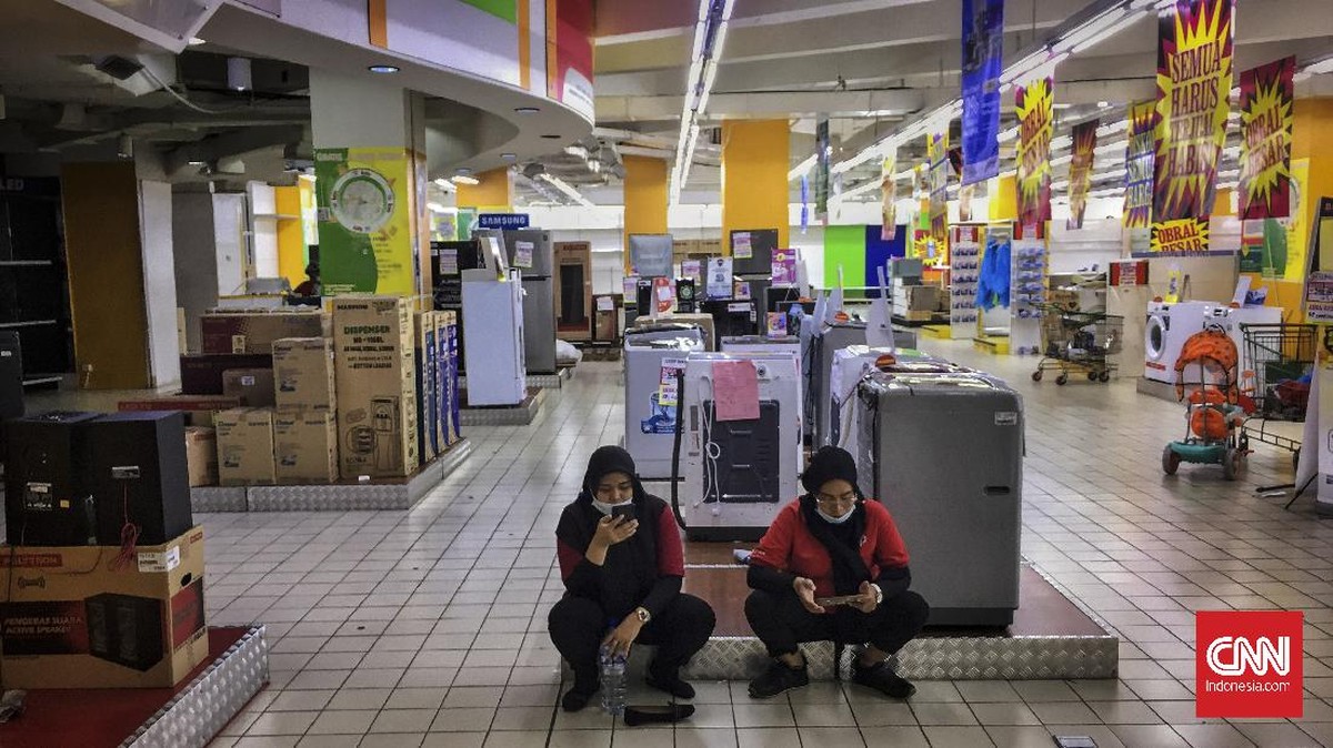 FOTO: Diskon Besar-besaran Giant Kalibata Jelang Tutup