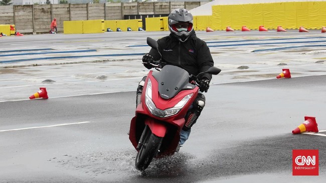 Honda PCX 160 menggunakan mesin lebih besar dan bertenaga dibanding PCX 150.