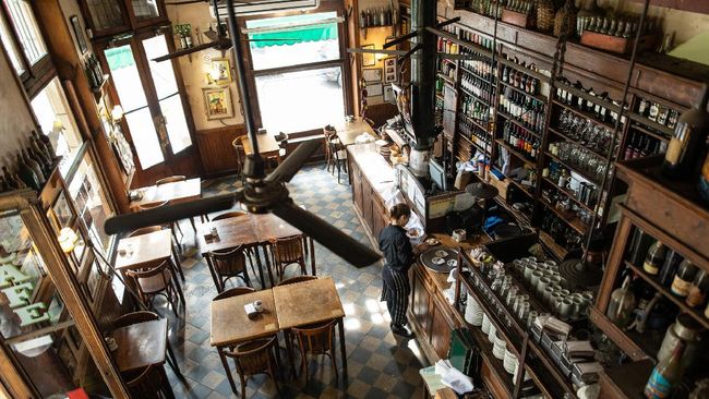 Menelusuri Sejarah Kedai Kopi Legendaris di Singapura Kuliner Singapura tak terlepas dari keberadaan kedai kopi legendaris dengan suguhan menu khas berupa secangkir kopitiam, roti kaya, serta telur setengah matang.