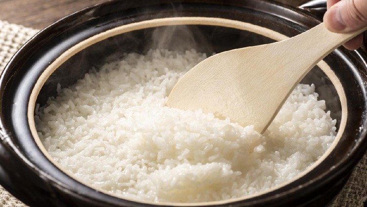 Cooked rice in a clay pot