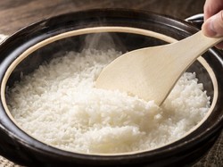 Tips Aman Menyimpan Nasi Sisa di Kulkas, Tetap Pulen dan Enak!