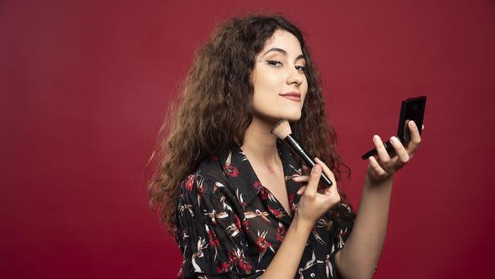 Ini 5 Makeup Jadul yang Masih Eksis Sampai Sekarang Ini 5 Makeup Jadul yang Masih Eksis Sampai Sekarang