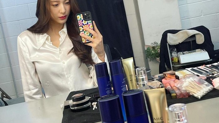 Jadi Brand Ambassador Baru Produk Skincare AHC, Ini Produk yang Sering Dipakai Krystal Jung