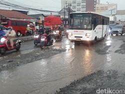 Lewati Jl Raya Industri di Kabupaten Bekasi Serasa Offroad