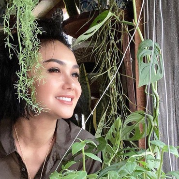 Kumpulan Artis Cantik yang Hobi Koleksi Tanaman Hias