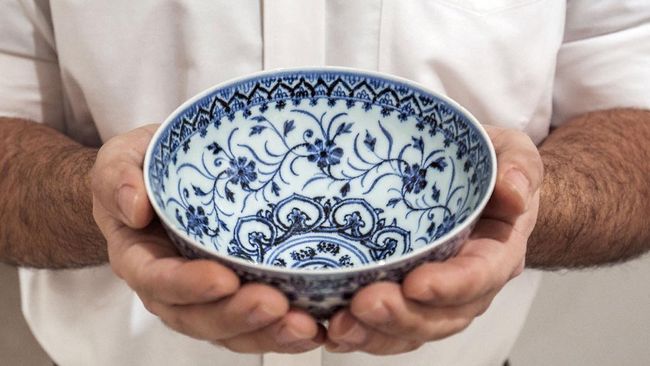 Mangkuk porselen seharga US$35 (Rp500 ribu) yang dibeli di warung loak ternyata barang antik dengan nilai mencapai US$500 ribu atau Rp7,1 miliar.