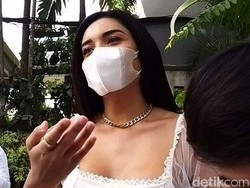 Millen Cyrus Kunjungi Wisma Atlet Tanpa APD