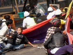 Suasana Pemakaman Gadis 19 Tahun yang Tewas Saat Demo Myanmar