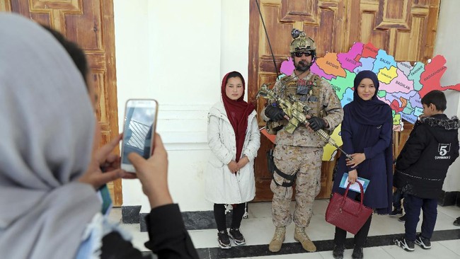 FOTO: Pameran Militer Afghanistan Ajang Unjuk Gigi ke Taliban
