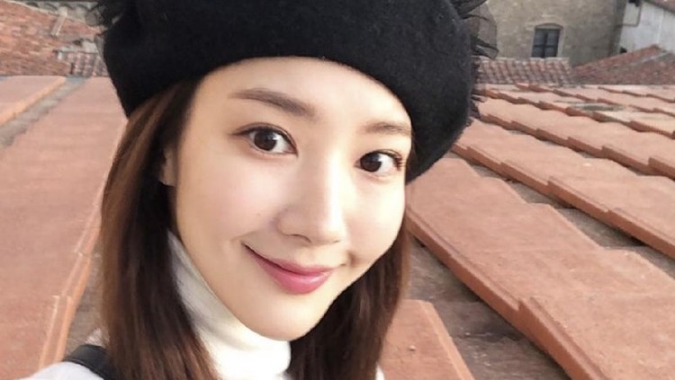 Park Min Young Tepat hari ini, Park Min Young berulang tahun ke-35 tahun. Walau telah menginjak kepala tiga, bintang drama Korea What’s Wrong with Secretary Kim ini terlihat cantik awet muda.