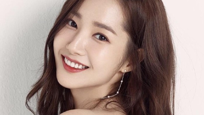 Tepat hari ini, Park Min Young berulang tahun ke-35 tahun. Walau telah menginjak kepala tiga, bintang drama Korea What’s Wrong with Secretary Kim ini terlihat cantik awet muda.