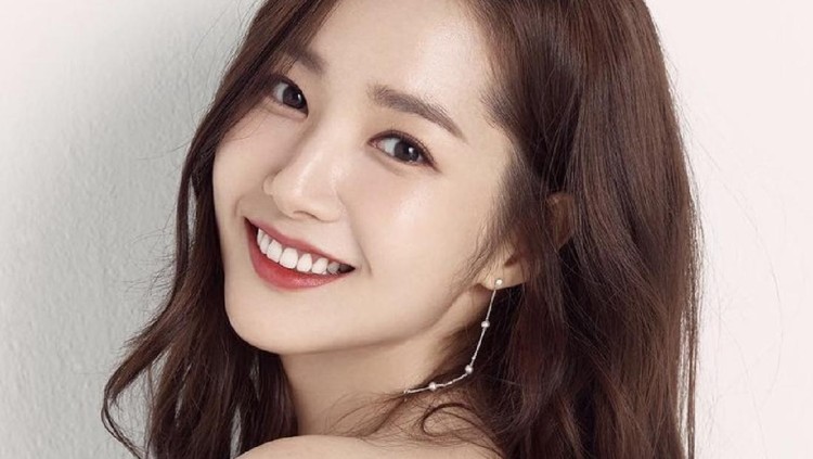 Tepat hari ini, Park Min Young berulang tahun ke-35 tahun. Walau telah menginjak kepala tiga, bintang drama Korea What’s Wrong with Secretary Kim ini terlihat cantik awet muda.