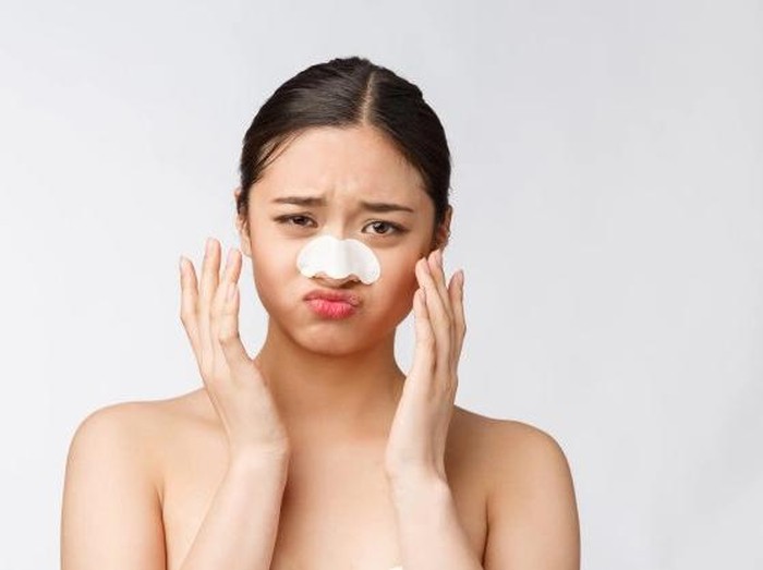 Komedo hitam dan putih memiliki penyebab yang berbeda. (Foto: komedo pada wajah/freepik.com)
