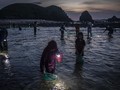 FOTO: Mencari si Putri Cacing di Pantai Mandalika