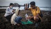 FOTO: Mencari si Putri Cacing di Pantai Mandalika Tradisi Bau Nyale di Lombok, NTB, tetap digelar di tengah pandemi. Petugas keamanan berjaga untuk mengawasi protokol kesehatan ribuan pengunjung.