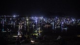 FOTO: Mencari si Putri Cacing di Pantai Mandalika Tradisi Bau Nyale di Lombok, NTB, tetap digelar di tengah pandemi. Petugas keamanan berjaga untuk mengawasi protokol kesehatan ribuan pengunjung.