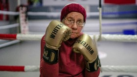 Nenek 75 Tahun Berlatih Tinju untuk Atasi Gejala Parkinson