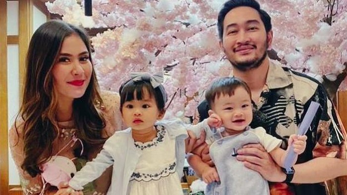 Syahnaz Sadiqah dan anak kembarnya