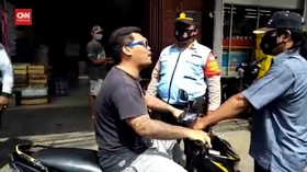 VIDEO: Tak Percaya Covid, Pria Lawan Petugas Razia Masker