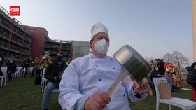 VIDEO: Demo Pembatasan Covid-19, Karyawan Resto Pukuli Panci