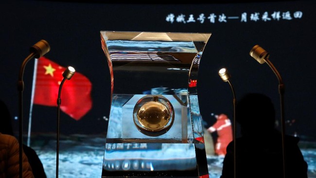FOTO: China Pamer Batu dari Bulan untuk Pertama Kali