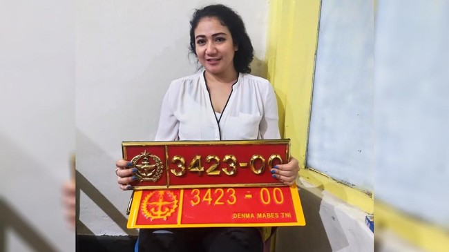 TNI meringkus wanita yang viral karena memamerkan pelat TNI palsu. Wanita itu mengakui telah menggunakan pelat TNI palsu di mobil pribadinya.