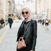 5 Ide Outfit Hijab dengan Jaket Kulit, Siap Tampil Classy dan Stunning
