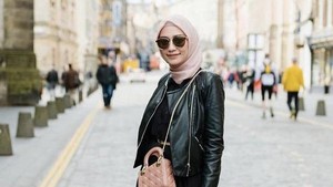 5 Ide Outfit Hijab dengan Jaket Kulit, Siap Tampil Classy dan Stunning
