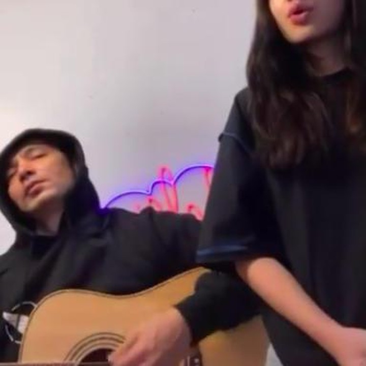 <p>Satine Zaneta diketahui juga memiliki hobi menyanyi. Ia dan ayahnya pernah duet bareng nih, Bunda. (Foto: Instagram @inong_ayu)</p>