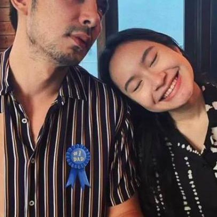 <p>Satine Zaneta kini berusia 18 tahun. Semakin besar usianya, Satine seperti kakak adik dengan ayahnya, lho. (Foto: Instagram @satinezaneta_gallery)</p>