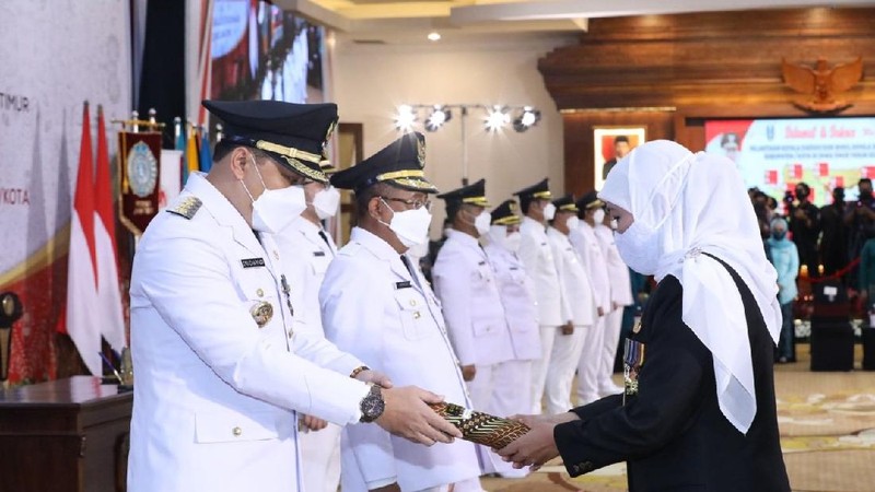 Pemerintah Kota Surabaya resmi melahirkan pemimpin baru, dengan dilantiknya Wali Kota Surabaya Eri Cahyadi dan Wakil Wali Kota Surabaya Armuji.