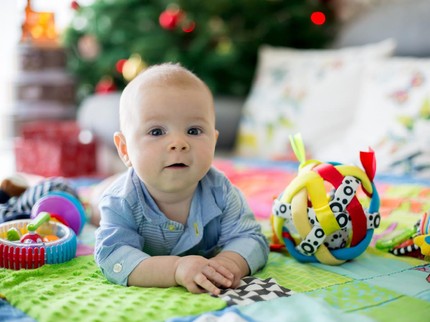 7 Daftar Mainan yang Cocok untuk Perkembangan Bayi 0-12 Bulan