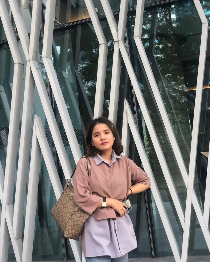 Suara merdu khas miliknya mendapat respon positif dari banyak orang, Ladies. Sukses di platform Tiktok, ia pun meluncurkan debut single lagu pertamanya. Pada 4 Desember 2020, Gita resmi merilis lagu berjudul Hal Indah Butuh Waktu Untuk Datang. Finally! (Foto: Instagram.com/idgitaf)