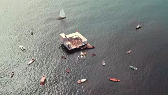 Film Rose Island mampu mengemas secara apik kisah nyata insiden di lepas pantai Rimini Italia dengan cerita komedi yang absurd.