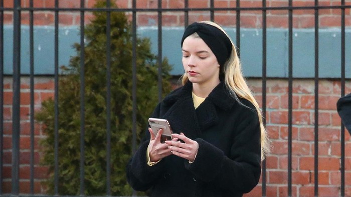 Intip Inspirasi Look Badass dan Cool ala Anya Taylor-Joy Intip Inspirasi Look Badass dan Cool ala Anya Taylor-Joy