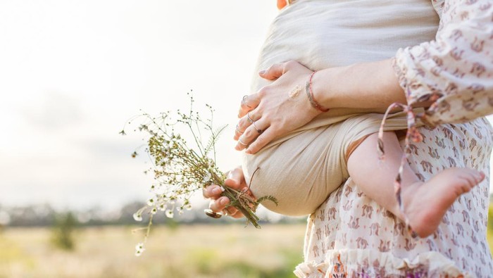 ilustrasi gendongan bayi baby wrap.