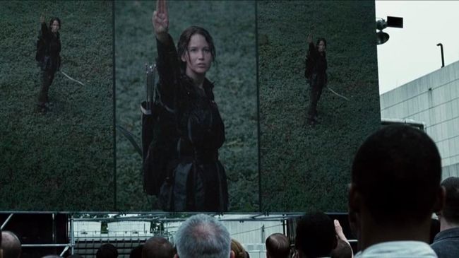 Sosok Katnis Everdeen sebagai simbol perlawanan dengan salam tiga jari di film Hunger Games kembali menginspirasi demo anti kudeta miiter di Myanmar.