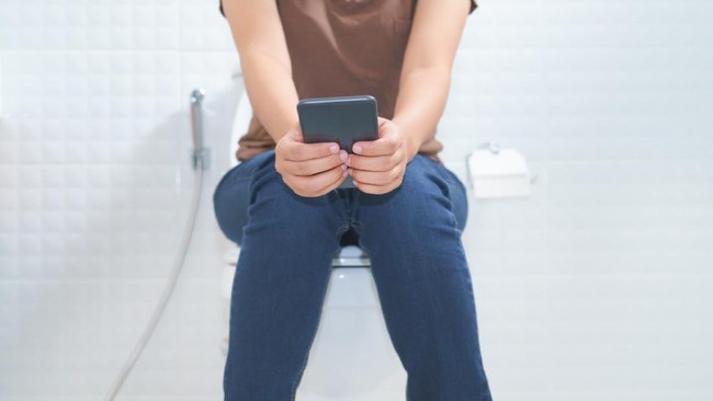Sering kali seseorang menggunakan toilet dengan cara yang salah. Berikut beberapa kebiasaan buruk di toilet yang bisa berbahaya.