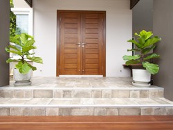 7 Jenis Kayu buat Pintu Rumah, Mana yang Paling Kuat?