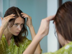 Apa yang Terjadi Saat Rambut Berketombe Dibotakin?