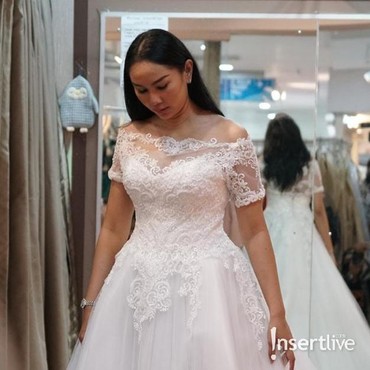 Menilik Gaun Pengantin Kalina Oktarani Bak Putri Gladiator