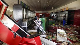 FOTO: Penjarahan Supermarket Warnai Kerusuhan di Senegal