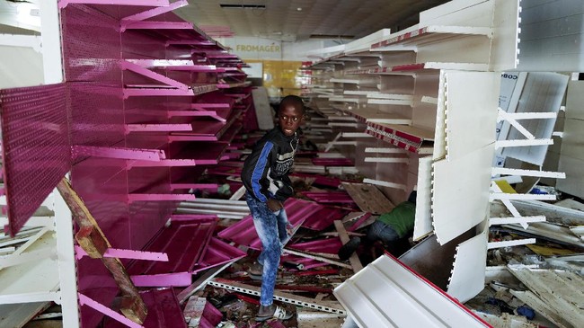 FOTO: Penjarahan Supermarket Warnai Kerusuhan di Senegal