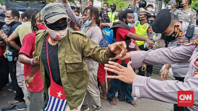 Eks Wakil Ketua Komnas HAM Stanley Adi menyatakan hati orang Papua selama ini belum dimenangkan pemerintahan saat ini.