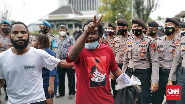 Aparat mengklaim melakukan pembubaran paksa demonstrasi tolak otsus Papua jilid II lantaran tidak mengantongi izin.