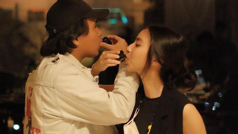MMomen Joshua Suherman Lamar Sang Kekasih Clairine Clay Berikut adalah momen-momen saat Joshua melamar sang kekasih hati, Clairine Clay