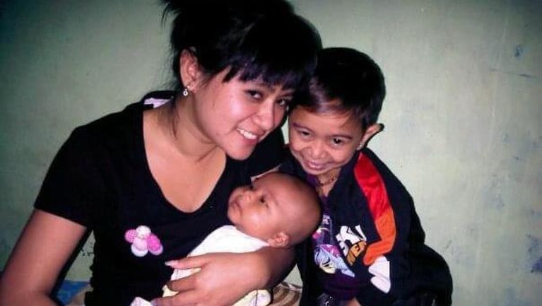 Berikut adalah momen-momen kemesraan Daus Mini dan mantan istri sebelum terlibat perseteruan masalah DNA anak