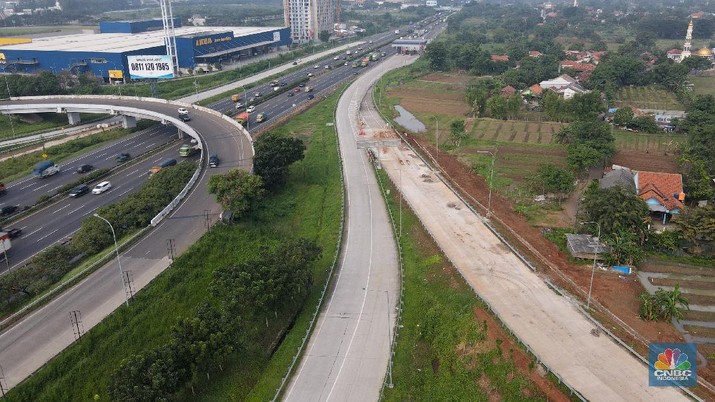 Foto aerial proyek pembangunan Jalan Tol Cengkareng -  Kunciran di kawasan Pinang, Tangerang, Banten, Jumat (5/3/2021). Kementerian Pekerjaan Umum dan Perumahan Rakyat (PUPR) tengah menyelesaikan tahap akhir pembangunan Jalan Tol Cengkareng - Batu Ceper - Kunciran sepanjang 14,19 Km. Saat selesai nanti, maka akan menghubungkan kawasan Serpong dan sekitar ke Bandara Soekarno-Hatta. Ruas tol ini merupakan salah satu dari 6 ruas Jalan Tol Jakarta Outer Ring Road (JORR II) yang dibangun untuk melengkapi struktur jaringan jalan di kawasan Metropolitan Jabodetabek (Jakarta, Bogor, Depok, Tangerang, dan Bekasi). Progres konstruksi Jalan Tol Cengkareng - Batu Ceper - Kunciran saat ini telah mencapai 93,06 % dan ditargetkan selesai Maret 2021. Ruas tol ini dikelola oleh PT Jasamarga Kunciran Cengkareng (JKC) dengan nilai investasi sebesar Rp 1,96 triliun. (CNBC Indonesia/ Andrean Kristianto)