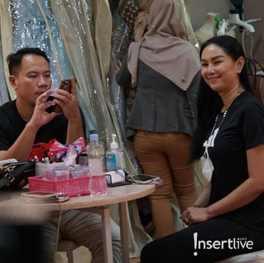 Mantap Nikah, Ini Potret Kalina dan Vicky Saat Fitting Gaun Pernikahan